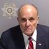 Rudy Giuliani ha pubblicato una foto segnaletica mentre l’ex avvocato di Trump si costituisce per le accuse di frode elettorale