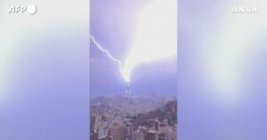 Tempesta alla Mecca: un fulmine colpisce la Torre dell’Orologio. Allagamenti nella città sacra dell’Islam