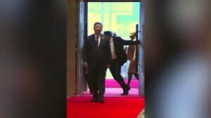 Brics, il collaboratore di Xi Jinping viene “placcato” dalla sicurezza all’ingresso della sala riunioni