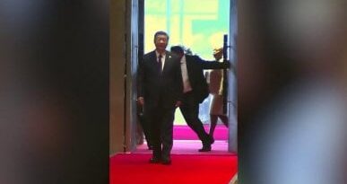 Brics, il collaboratore di Xi Jinping viene “placcato” dalla sicurezza all’ingresso della sala riunioni