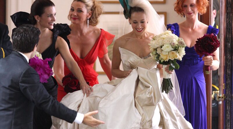 Il copricapo da sposa piumato di Carrie Bradshaw all’asta per circa 70.000 dollari