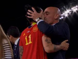 Caso Rubiales, la Fifa apre un’inchiesta per il bacio alla giocatrice: cosa succederà ora
