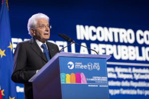 Mattarella al Meeting di Rimini: “Basta odio in politica e muri sui migranti”