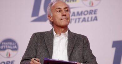 “Sorelle d’Italia”. Il solito fango di Travaglio su Giorgia e Arianna Meloni