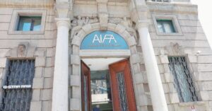 Farmaco salvavita quasi introvabile in Italia: una coppia di Milano costretta ad andare ad acquistarlo in Svizzera al triplo del prezzo