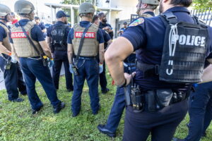 Spara con la pistola nazista, quattro morti