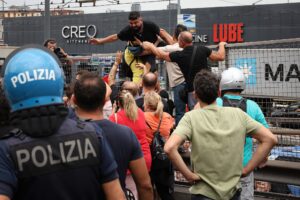 Reddito di cittadinanza, a Napoli momenti di tensione tra manifestanti e agenti