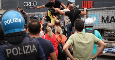 Reddito di cittadinanza, a Napoli momenti di tensione tra manifestanti e agenti