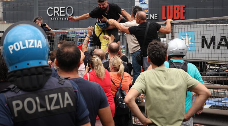 Reddito di cittadinanza, a Napoli momenti di tensione tra manifestanti e agenti