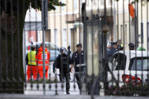 Ex militare asserragliato in casa in Friuli minaccia il suicidio