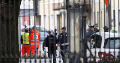 Ex militare asserragliato in casa in Friuli minaccia il suicidio