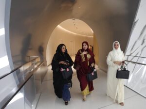 “Scelta condivisibile”. La Francia vieta l’abito islamico nelle scuole, l’Europa lo promuove