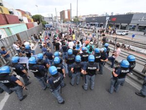 La bufala del “popolo senza reddito”: in corteo tra ultrà violenti ed energumeni organizzati