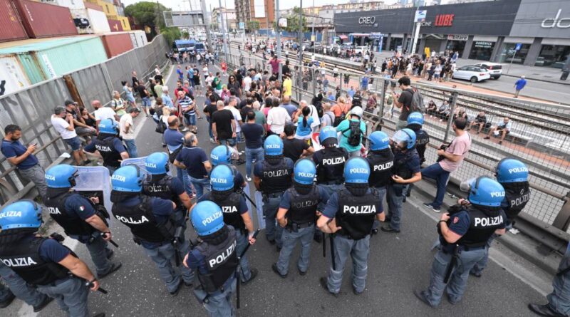 La bufala del “popolo senza reddito”: in corteo tra ultrà violenti ed energumeni organizzati