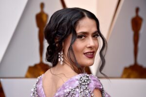 A 57 anni, i look di bellezza di Salma Hayek migliorano sempre di più