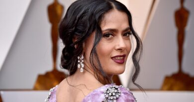 A 57 anni, i look di bellezza di Salma Hayek migliorano sempre di più