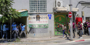 I violenti scontri fuori dall’ambasciata eritrea a Tel Aviv