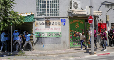 I violenti scontri fuori dall’ambasciata eritrea a Tel Aviv