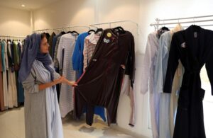 Francia: da oggi in classe col divieto di indossare l’abaya