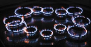 La bolletta del gas sale ad agosto, +2,3%. Spesa per famiglia tipo 1.472 euro nell’anno