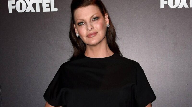 Linda Evangelista choc: “Ho un piede nella fossa. Il cancro al seno è tornato”