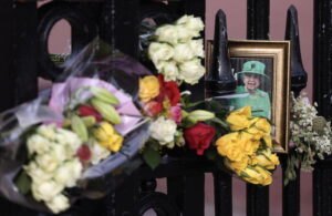 Carlo III s’inchina a sua madre nel primo anniversario