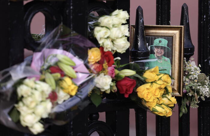 Carlo III s’inchina a sua madre nel primo anniversario