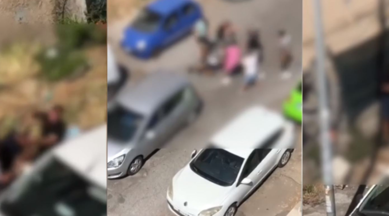 Scippatore massacrato dai passanti. Il pestaggio in un video: choc a Roma