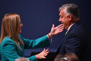 Abbraccio fra Meloni e Orban al Demographic Summit di Budapest