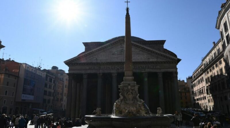 Polizia nel Pantheon per sgomberare 100 manifestanti, l’arciprete protesta e cita i Patti Lateranensi