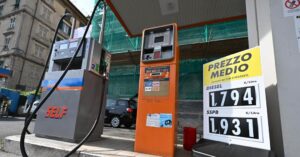 Bonus carburanti direttamente nella carta acquisti e solo alle fasce deboli