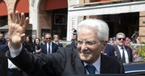 Mattarella all’Istituto tecnico di Forlì, accolto da applausi