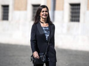 “Meloni ha creato il caos”: l’assurda teoria della Boldrini