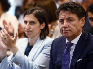 “Vuole l’accoglienza indiscriminata”. Tra Conte e Schlein scoppia la rissa