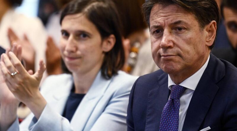 “Vuole l’accoglienza indiscriminata”. Tra Conte e Schlein scoppia la rissa