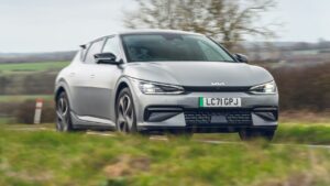L’Uk tira il freno a mano sulla decarbonizzazione e revoca il divieto alle auto termiche