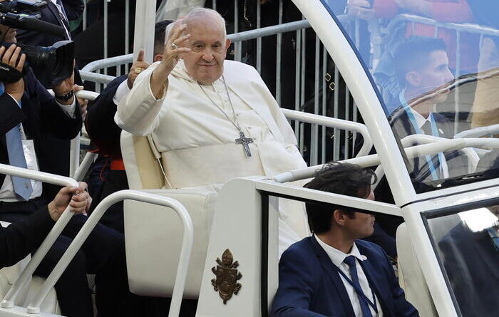 Il Papa: non mandiamo indietro i migranti come una palla da ping pong. Borrell: l’Ue è solidale con Lampedusa
