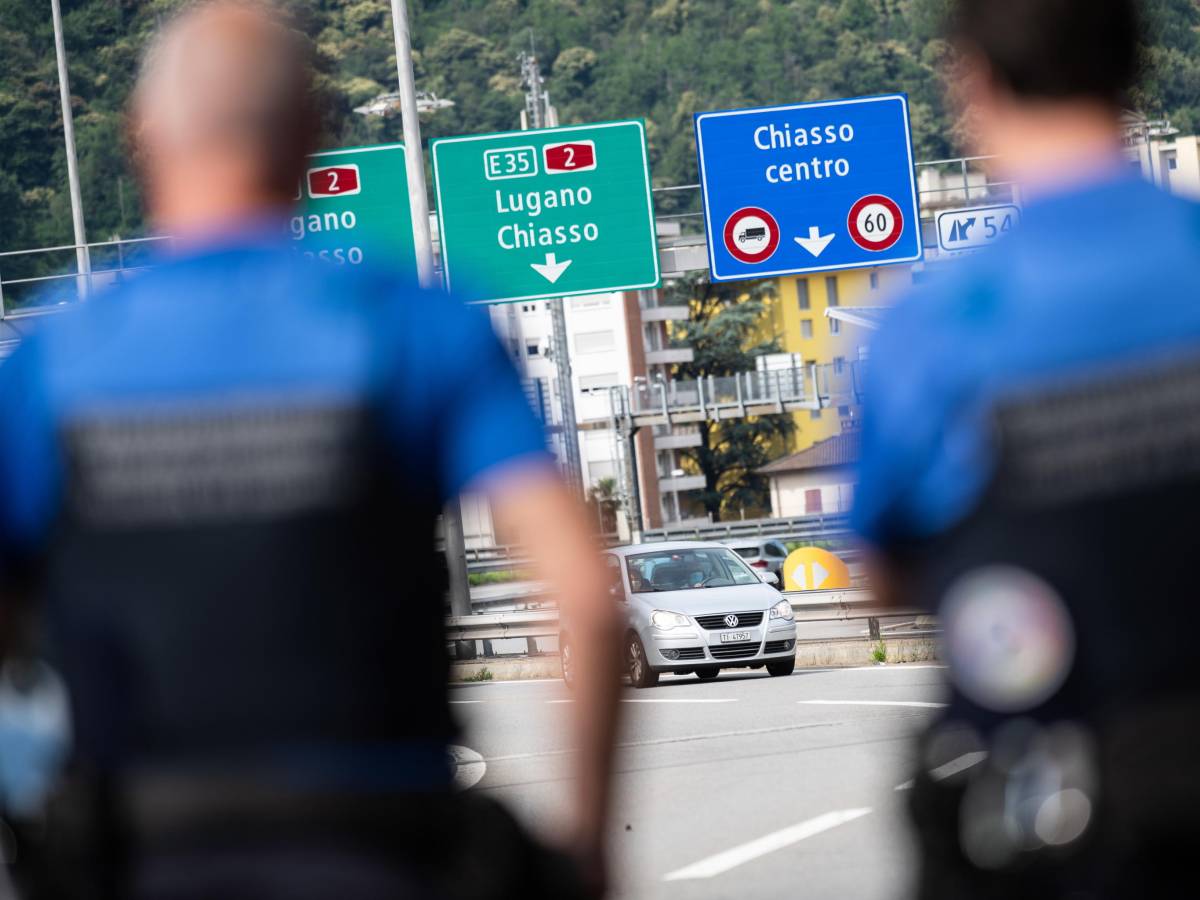 Migranti, Italia senza sbocchi: anche la Svizzera blinda i confini
