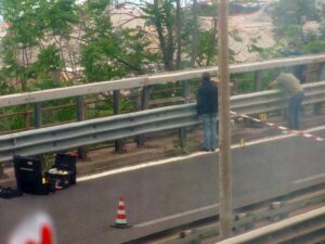 Bendato e coi piedi legati: un cadavere appeso al guardrail. Orrore a Trieste