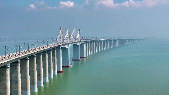 Inaugurata la ferrovia sul mare lunga il doppio del ponte sullo Stretto: treni veloci 350 km/h