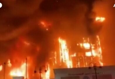 Egitto, vasto incendio nel quartier generale della polizia a Ismailia: almeno 38 feriti. Così le fiamme divorano l’edificio