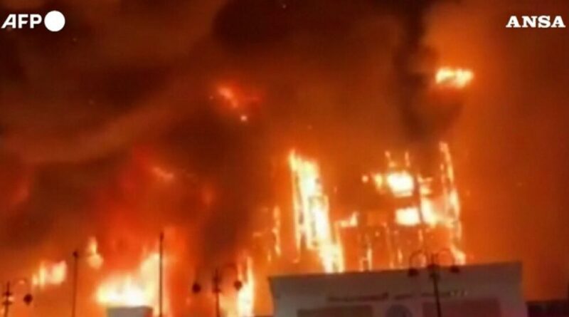 Egitto, vasto incendio nel quartier generale della polizia a Ismailia: almeno 38 feriti. Così le fiamme divorano l’edificio