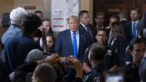 Trump in aula al processo per frode. Sfida ai giudici: “È tutta una farsa”