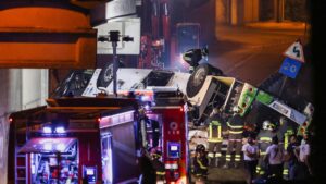 Mestre, pullman precipitato: 21 morti e 15 feriti. Un neonato tra le vittime. Gravissimi 5 feriti. I dubbi sul guard-rail, spunta un video