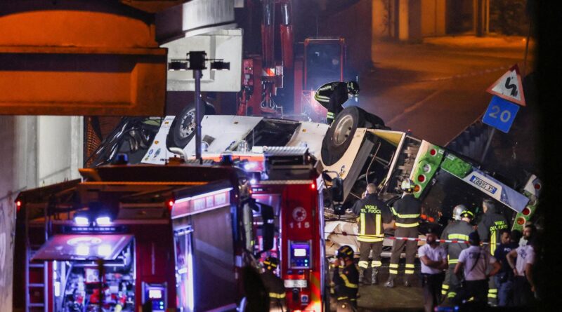 Mestre, pullman precipitato: 21 morti e 15 feriti. Un neonato tra le vittime. Gravissimi 5 feriti. I dubbi sul guard-rail, spunta un video