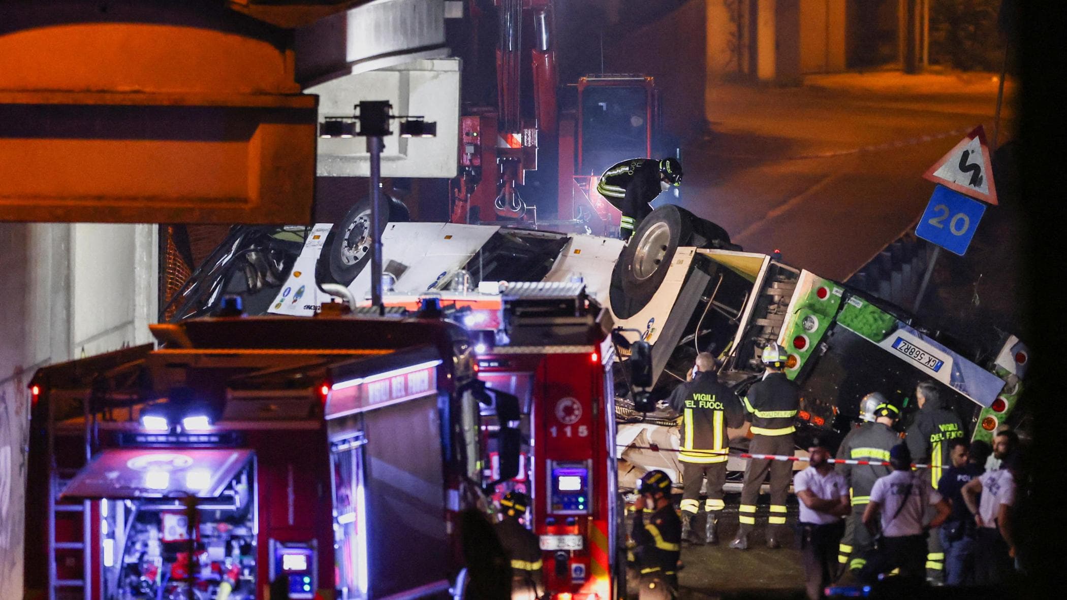 Mestre, pullman precipitato: 21 morti e 15 feriti. Un neonato tra le vittime. Gravissimi 5 feriti. I dubbi sul guard-rail, spunta un video