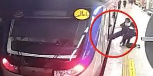 La polizia iraniana è accusata di aver mandato in coma una sedicenne perché non indossava l’hijab