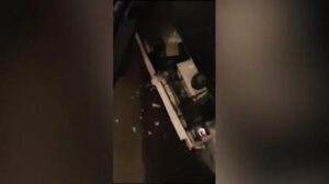 Un padre estrae la figlia viva dal finestrino del pullman precipitato