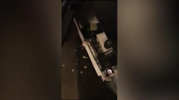 Un padre estrae la figlia viva dal finestrino del pullman precipitato