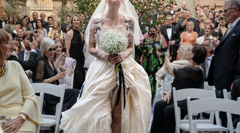 La redattrice di Scandi Vogue ha indossato un abito con corsetto personalizzato e ballerine Miu Miu per il suo matrimonio a Stoccolma